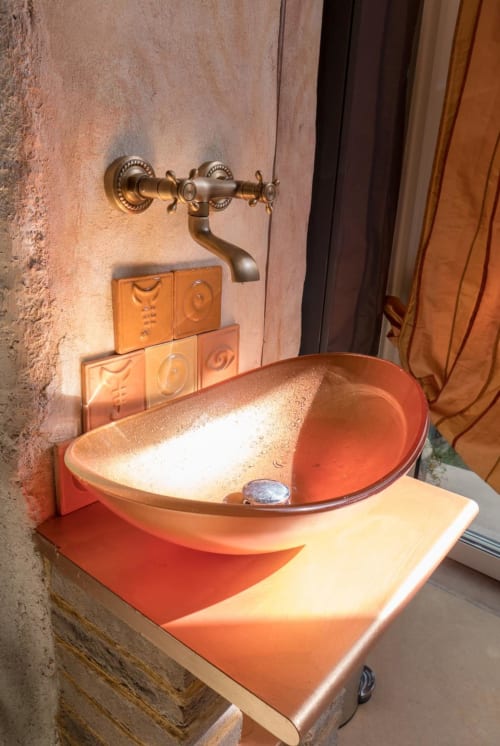 Lavandino rustico in terracotta con rubinetto in ottone presso la casa vacanze CasaRosada a Vidracco, Italia