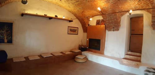 Sala meditazione rustica a CasaRosada BnB a Vidracco con volta in mattoni, cuscini e camino