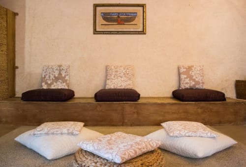 CasaRosada B&B in Vidracco features a traditional floor meditation room with cushions and decorative pillows
