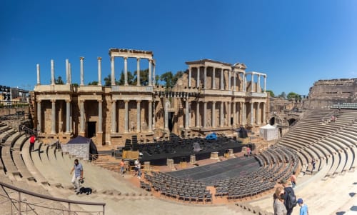 Teatro Romano de Mérida, España con antiguas columnas, gradas de anfiteatro y ruinas del escenario