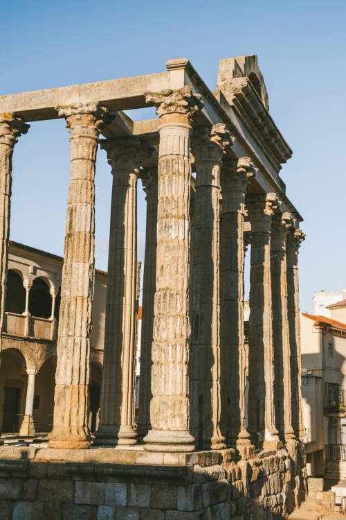 Ruinas del templo romano antiguo con columnas corintias en el sitio histórico de Mérida, España