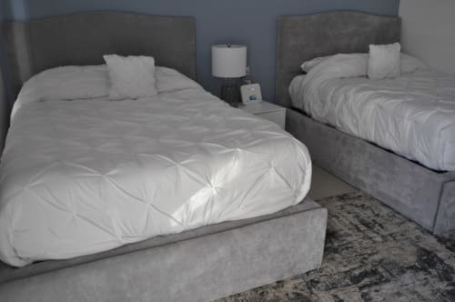 Camas gemelas con ropa de cama blanca y cabeceros tapizados en gris en Mareazul Resort Frente al Mar, Playa del Carmen