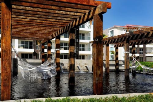 Pérgola frente al mar del Resort Mareazul con hamacas y modernos edificios blancos en Playa del Carmen