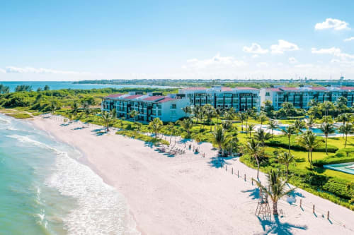 Resort frente al mar Mareazul en Playa del Carmen con aguas turquesas del Caribe, playa de arena blanca y exuberants jardines tropicales