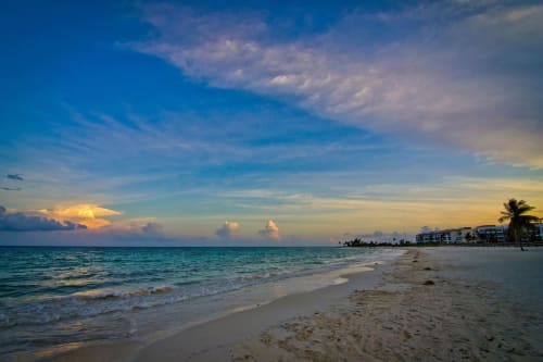 Vista al atardecer en Mareazul Resort Beachfront de Playa del Carmen con playa de arena blanca y aguas turquesas