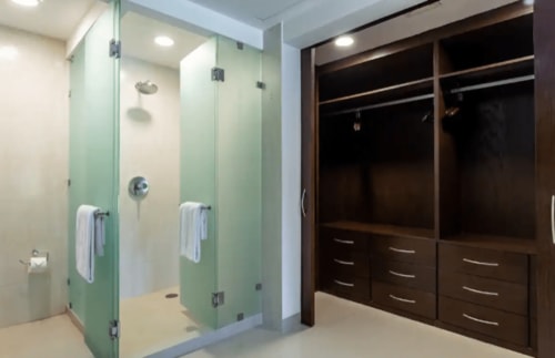 Moderno baño de spa con ducha abierta, puertas de vidrio esmerilado en Mareazul Resort Frente al Mar, Playa del Carmen