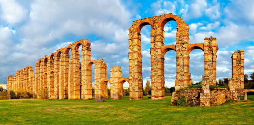 Ruinas del antiguo acueducto romano con arcos de piedra cerca de Mérida, España