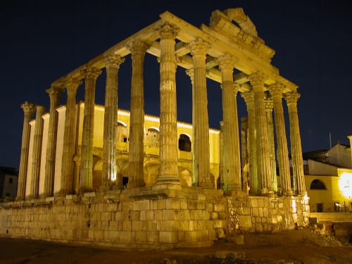 Templo Romano de Diana iluminado de noche en Mérida, España cerca del hotel Gestyp-AT