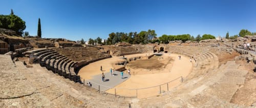 Ruinas de anfiteatro romano en Mérida, España con gradas de piedra y arena
