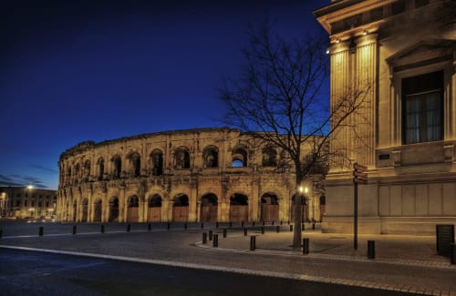 Amphithéâtre romain historique illuminé la nuit à Alès, France près du Mas de Trépeloup