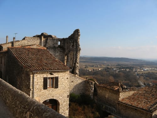 Bâtiments en pierre historiques aux toits en terre cuite du gîte Le Mas de Trépeloup à Alès, France, surplombant la campagne