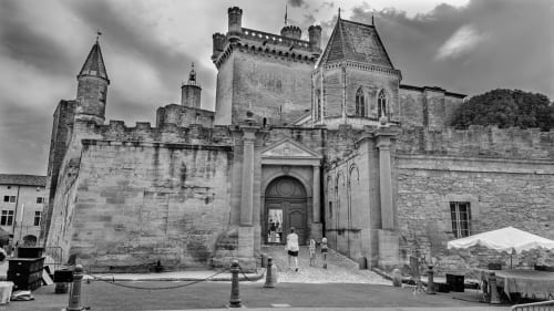 Château de pierre médiéval aux tours du Mas de Trépeloup à Alès, France, une charmante maison d'hôtes