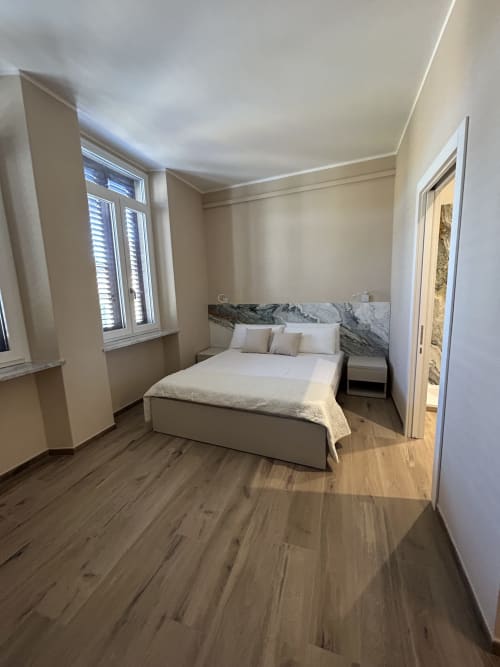 Camera moderna a Breccia nel Mare B&B a Marina di Carrara con letto queen, testata in marmo e parquet