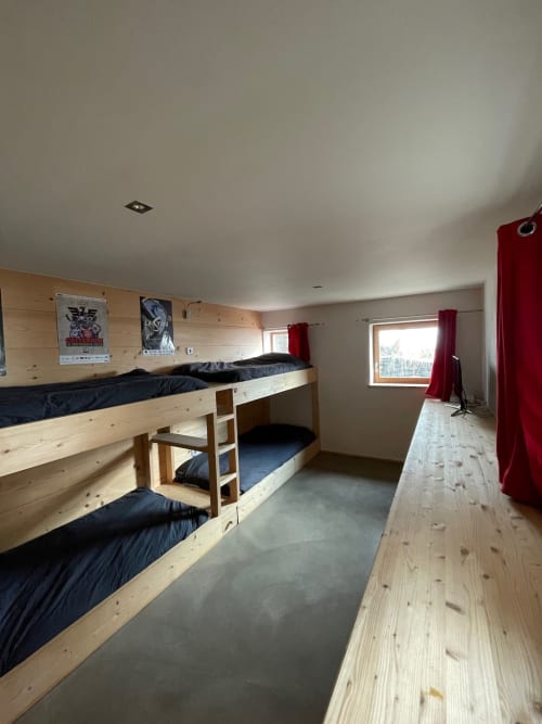 Chambre dortoir du Chalet Du Sarrasin à Tignes avec lits superposés en bois et vue sur les montagnes