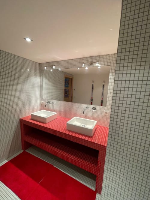 Salle de bains contemporaine avec deux vasques, plan de travail en carrelage rouge et sol chauffant au Chalet Du Sarrasin, Tignes