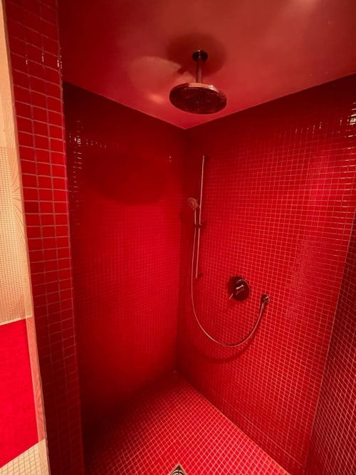 Douche moderne aux carrelages rouges avec pomme de douche pluie, Chalet du Sarrasin, Tignes