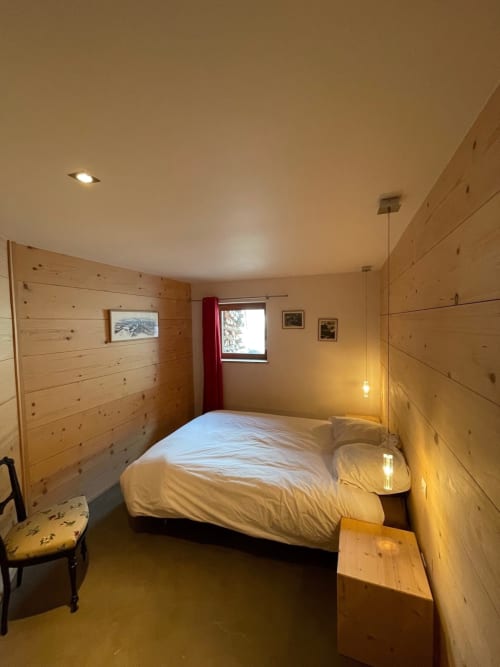 Chambre chaleureuse en bois au Chalet Du Sarrasin, Tignes avec vue montagne et lumière douce
