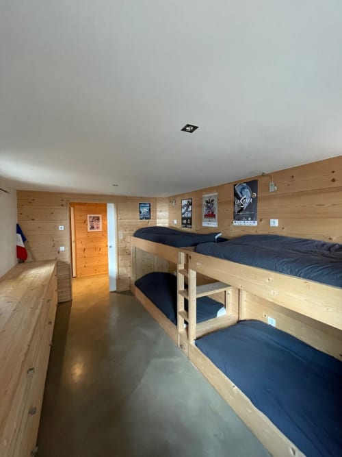 Chambre dortoir du Chalet Du Sarrasin à Tignes avec lits superposés en bois et literie bleu foncé