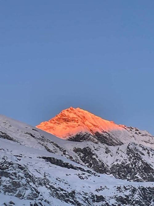 Pic alpin enneigé au lever du soleil près du Chalet Du Sarrasin à Tignes, France