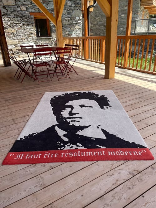 Terrasse en bois du Chalet Du Sarrasin à Tignes avec espace de restauration et bâtiment en pierre
