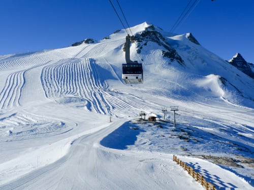 Pistes enneigées avec téléphérique et sommets de la station de ski de Tignes, France