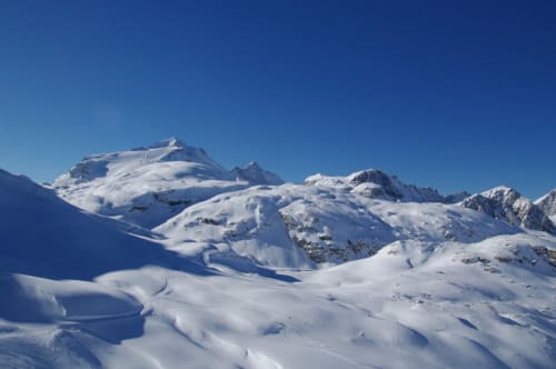Pics alpins enneigés et pentes entourant Tignes, Alpes françaises, localisation du Chalet Du Sarrasin