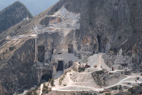 Paesaggio di cava di marmo a Marina di Carrara con scogliere di pietra bianca e sito estrattivo