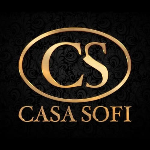 Logo de Casa Sofi Oaxaca - iniciales doradas CS en marco ovalado sobre fondo damasco negro