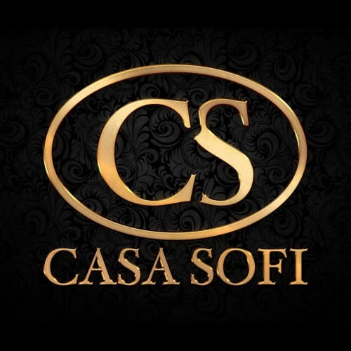 Logo de Casa Sofi Oaxaca con letras doradas sobre fondo negro damasco ornamentado