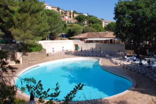 La Piscine de La Calade fait 400m² , elle est chauffée et ouverte jusqu'à fin octobre