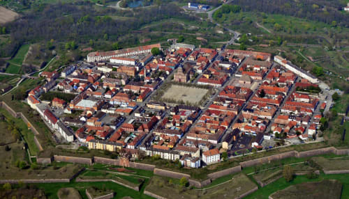 Vue aérienne de la ville médiévale fortifiée de Neuf-Brisach avec ses toits rouges et remparts en France