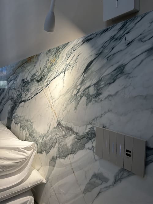 Parete del bagno con texture marmorea presso la Breccia nel Mare B&B a Marina di Carrara, Italia