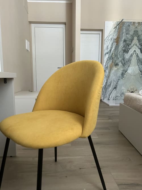 Sedia gialla moderna nella suite Breccia nel Mare, Marina di Carrara