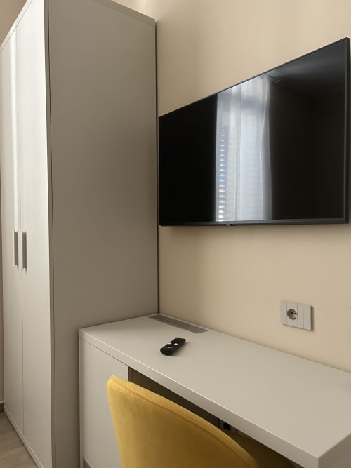 Moderno mobile TV nella B&B Breccia nel Mare a Marina di Carrara con schermo piatto a parete e vani contenitori
