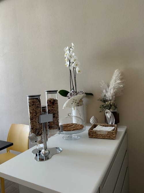 Elegante camera per ospiti presso Breccia nel Mare B&B a Marina di Carrara con orchidee bianche, contenitori decorativi e