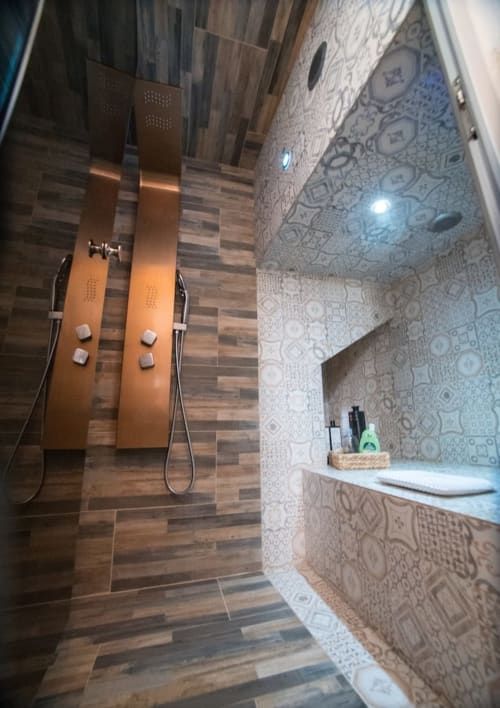 Bagno in stile spa moderno nella wellness room di CasaRosada a Vidracco con doppia soffione e piastrelle decorate
