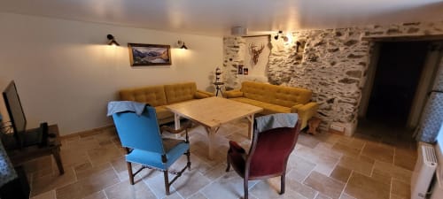 Le salon, très agréable pour un jeu de société ou un film. Vous pourrez lire un DVD ou écouter de la musique sur la barre de son.