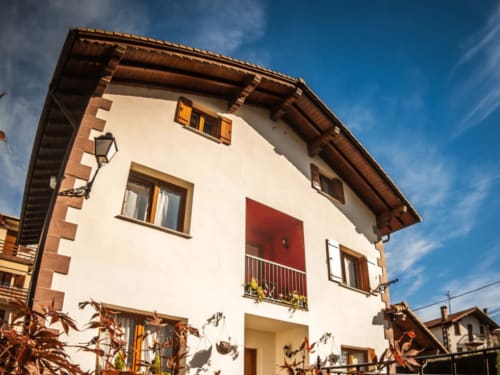 casa rural con grifo de cerveza en el valle del baztán