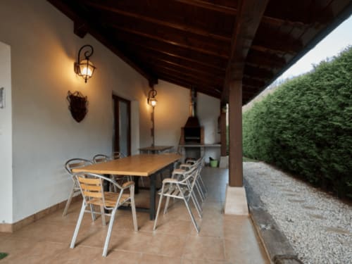 casa rural con barbacoa cubierta en el valle del baztán