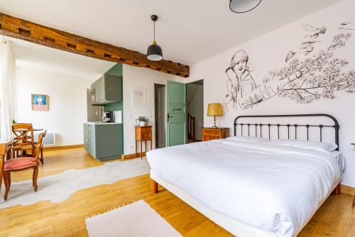 Logis Jeanne apartment at La Maison George, Flavigny sur Ozerain: bright bedroom with white bedding, green kitchenette,
