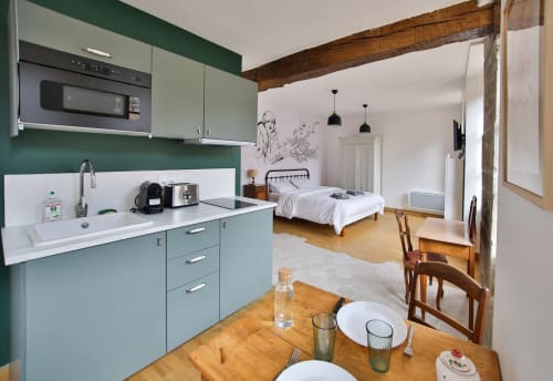 Studio moderne à La Maison George avec kitchenette, coin repas et chambre aux poutres apparentes