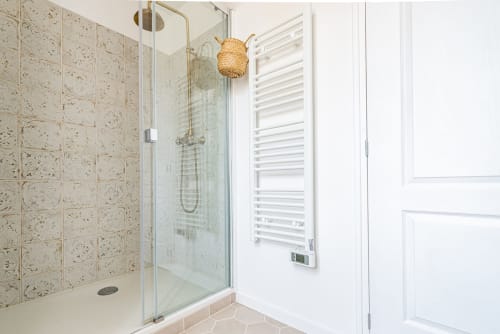 Douche moderne avec carrelage beige texturé à La Maison George, appartement Logis Edith à Flavigny-sur-Ozerain