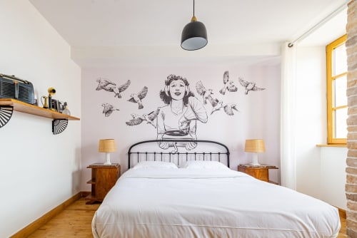 Chambre moderne à La Maison George avec fresque murale artistique, lit en métal, tables de nuit en bois et fenêtres à cadre jaune