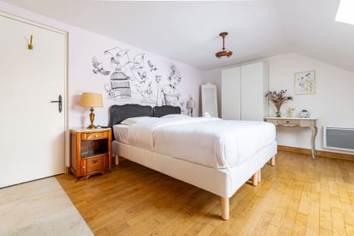 Chambre Logis Olympe à La Maison George, Flavigny sur Ozerain, avec lit, table de nuit en bois et équipements modernes