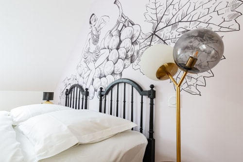 Chambre moderne à La Maison George avec lit en métal noir et fresque murale botanique artistique à Flavigny-sur-Ozerain