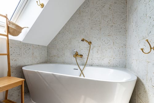 Baignoire moderne indépendante avec robinetterie en laiton dans l'appartement Logis Joséphine à La Maison George, Flavigny sur Ozerain