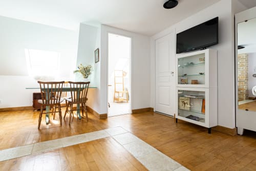 Appartement Logis Joséphine à La Maison George, Flavigny sur Ozerain, avec table à manger, télévision et vitrines