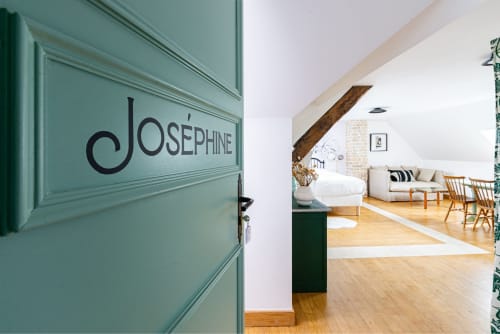 Entrée de la chambre Joséphine à La Maison George avec porte teinte et intérieur moderne du grenier à Flavigny-sur-Ozerain