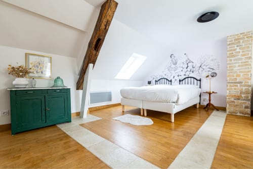 Chambre Joséphine au Logis de La Maison George à Flavigny-sur-Ozerain avec lit blanc, armoire verte, poutres apparentes