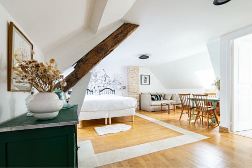Lumineux loft à La Maison George à Flavigny avec poutres apparentes, lit, canapé, salle à manger et parquet
